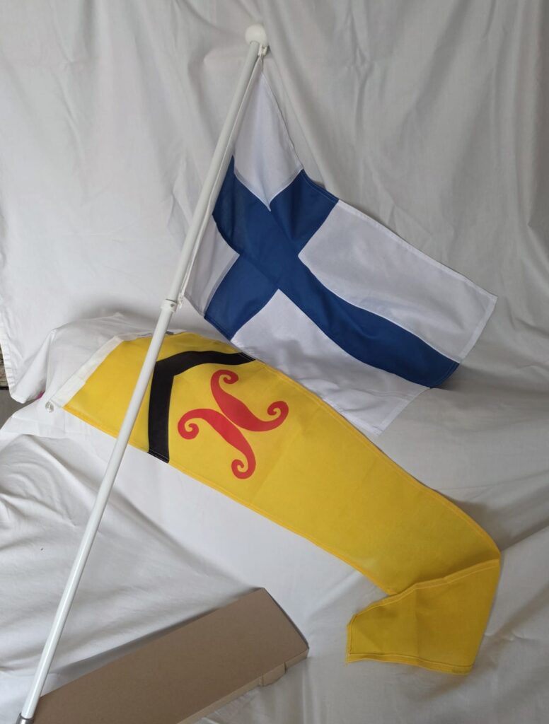 suomenlippu ja iso Heiskaset-viiri valkoisella taustalla