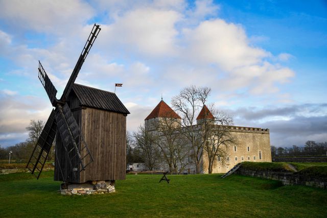 Tuulimylly ja linna Kuressaari Saarenmaa